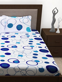 https://cdn.shopify.com/s/files/1/1857/6931/products/cad709d8-cfd4-4813-bcd7-84294d759db61647332874344StoryhomeWhiteBlueGeometric186TCCotton1QueenBedsheetwith2Pil3.jpg?v=1703164081