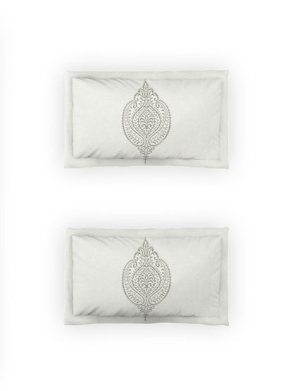 https://cdn.shopify.com/s/files/1/1857/6931/products/cb132923-565e-43ff-abae-a42c78c7d8541696255805241DDecorGreyWhiteEthnicMotifs140TCQueenBedsheetwith2PillowCove4.jpg?v=1703241839