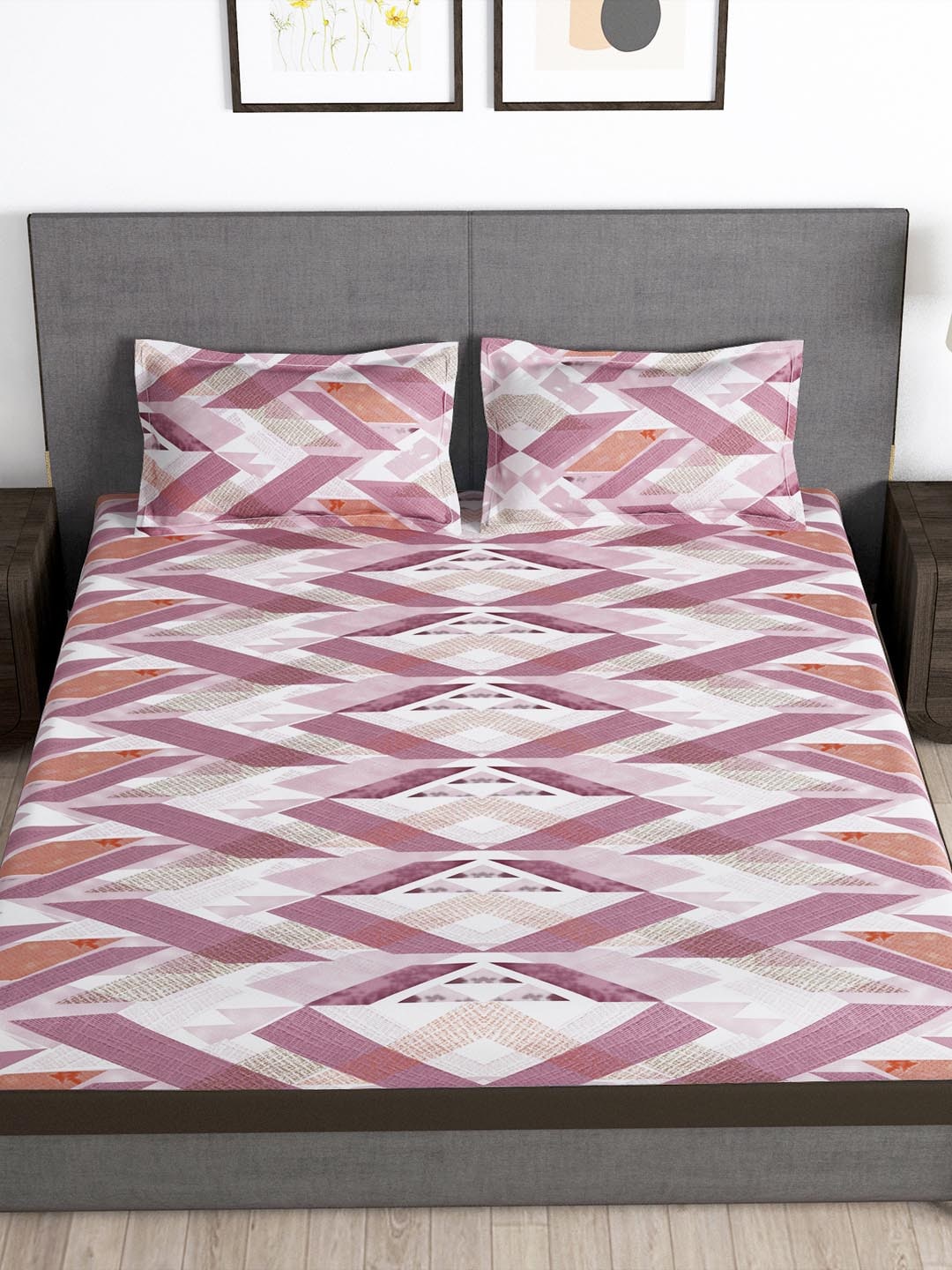 https://cdn.shopify.com/s/files/1/1857/6931/products/d4dcf47e-aea1-4844-b3e8-ff462648581c1685959387593-Storyhome-Arena-Pink--White-Geometric-Printed-180-TC-Queen-B-2.jpg?v=1703230043