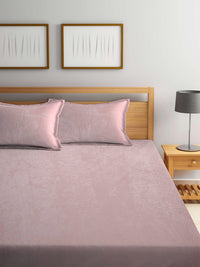 https://cdn.shopify.com/s/files/1/1857/6931/products/d54d2d67-14b6-4e19-8122-803de0756c371693386903090KlottheLightPinkSolidWoolenFittedDoubleBedSheetwith2PillowCo2.jpg?v=1703220652