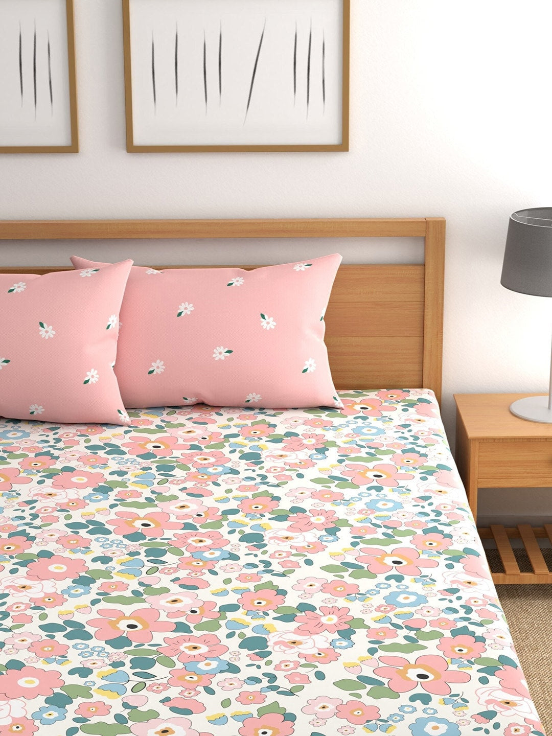 https://cdn.shopify.com/s/files/1/1857/6931/products/e5832596-c7bf-43f1-8507-6d1376cc84b61670843579139CHHAVIINDIAWhitePinkFloral210TCKingBedsheetwith2PillowCovers2.jpg?v=1703230047