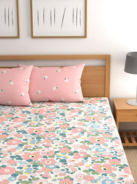 https://cdn.shopify.com/s/files/1/1857/6931/products/e5832596-c7bf-43f1-8507-6d1376cc84b61670843579139CHHAVIINDIAWhitePinkFloral210TCKingBedsheetwith2PillowCovers2.jpg?v=1703230047