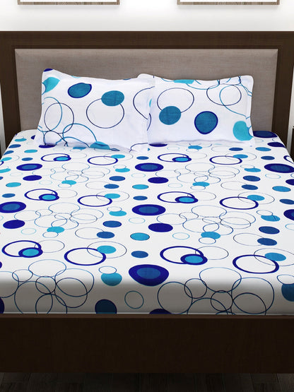 https://cdn.shopify.com/s/files/1/1857/6931/products/ee9b1a42-7a0c-41b5-b640-23029a0e92db1647332874335StoryhomeWhiteBlueGeometric186TCCotton1QueenBedsheetwith2Pil2.jpg?v=1703164081