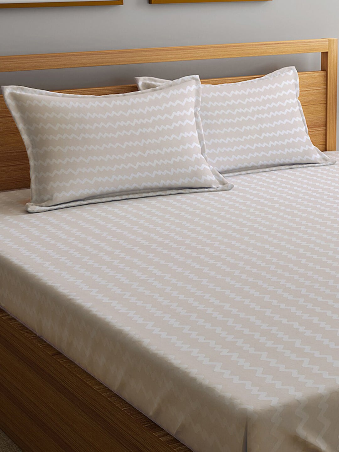 https://cdn.shopify.com/s/files/1/1857/6931/products/f2b60fa5-b64b-4eb8-91f2-1c01ae9e10191681204988978KlottheBeigeAbstract300TCCottonBlendFittedDoubleBedsheetwith3.jpg?v=1703164081