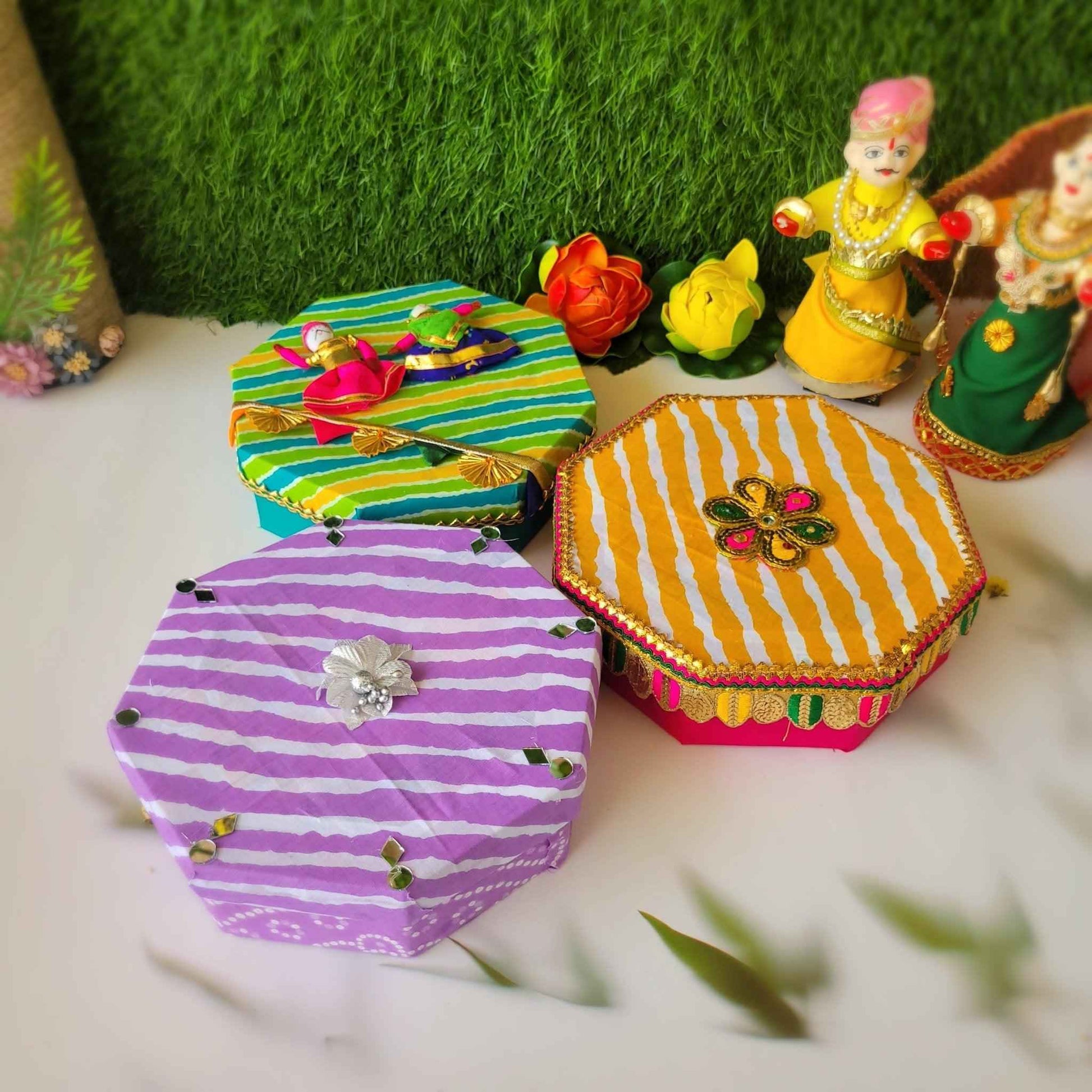 https://cdn.shopify.com/s/files/1/1857/6931/files/ghewar-hamper-1-sweedesi-332182.jpg?v=1784881271