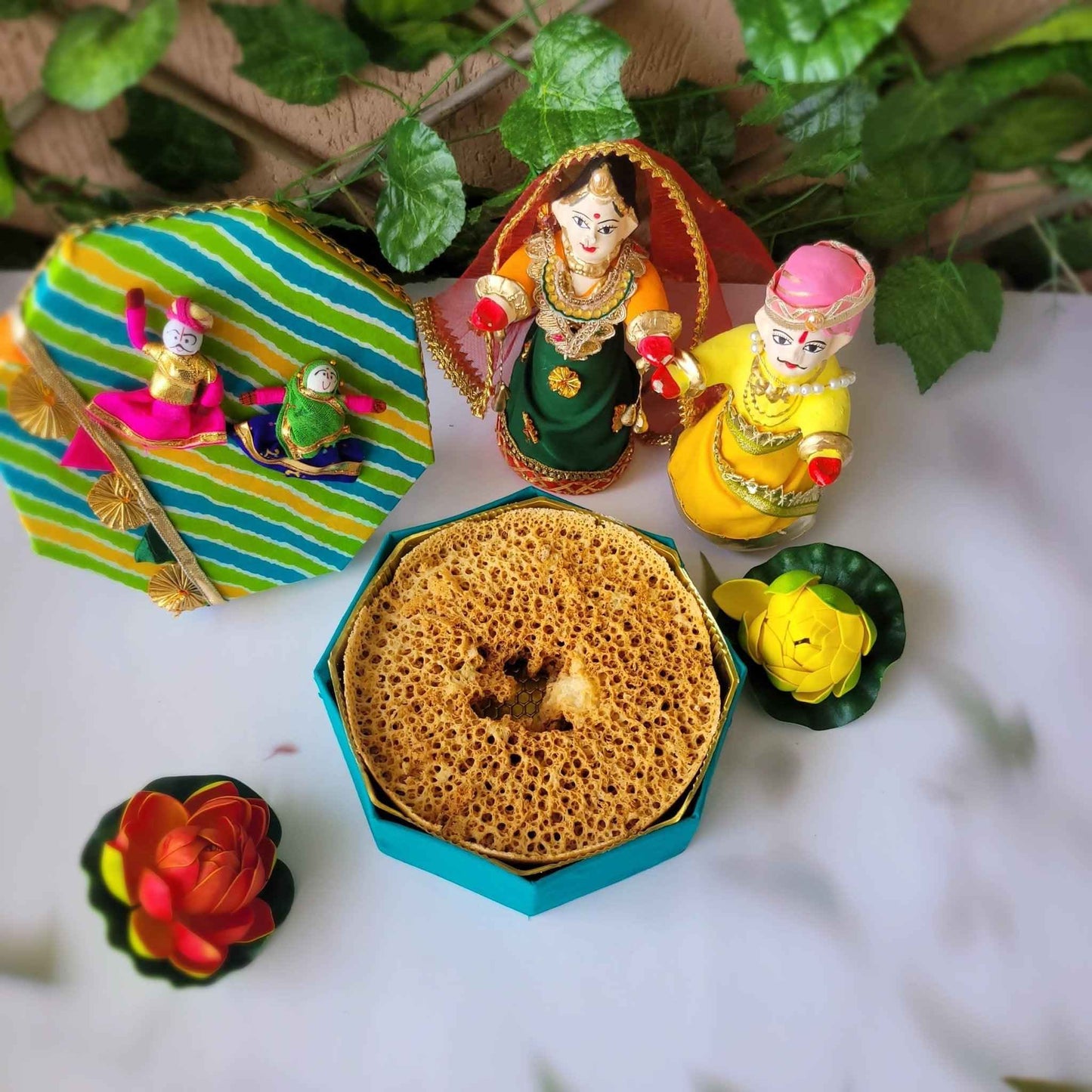 https://cdn.shopify.com/s/files/1/1857/6931/files/ghewar-hamper-1-sweedesi-827385.jpg?v=1784881271