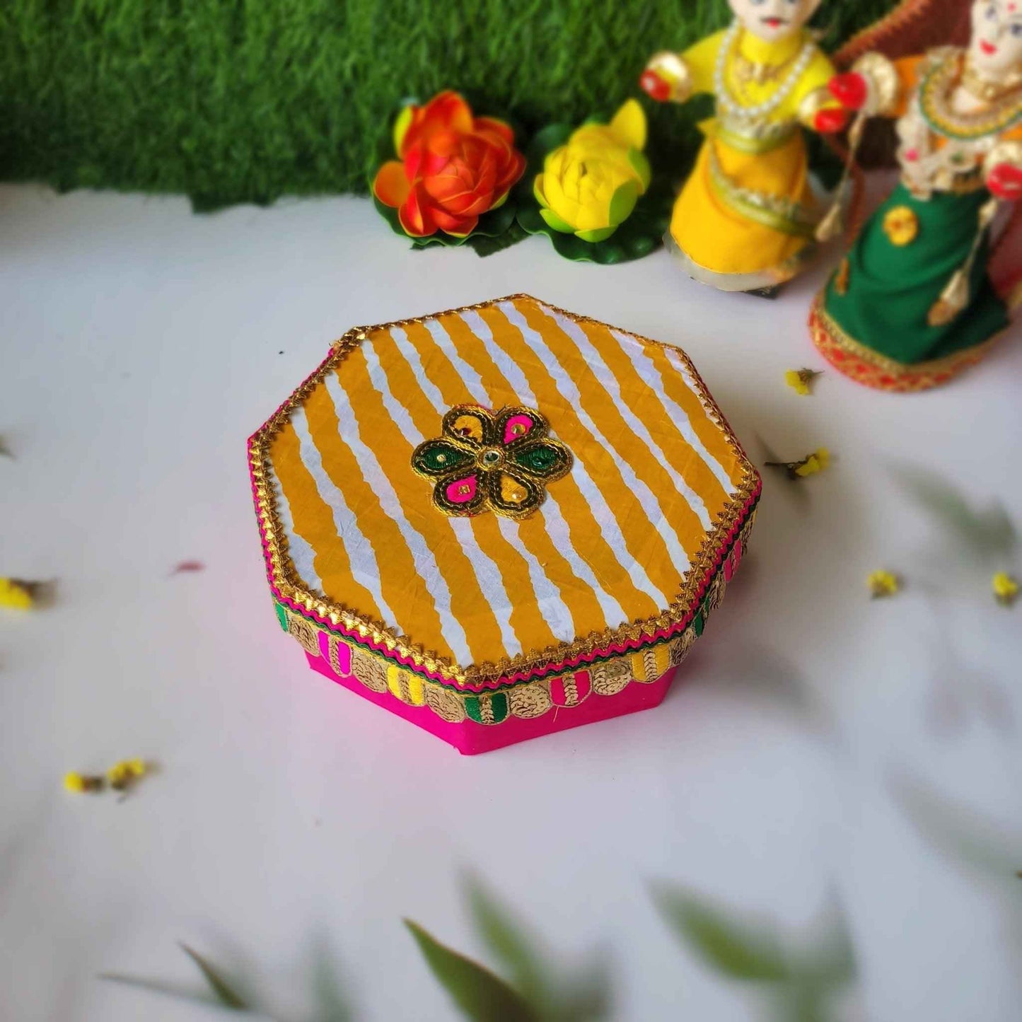 https://cdn.shopify.com/s/files/1/1857/6931/files/ghewar-hamper-2-sweedesi-436755.jpg?v=1784881274