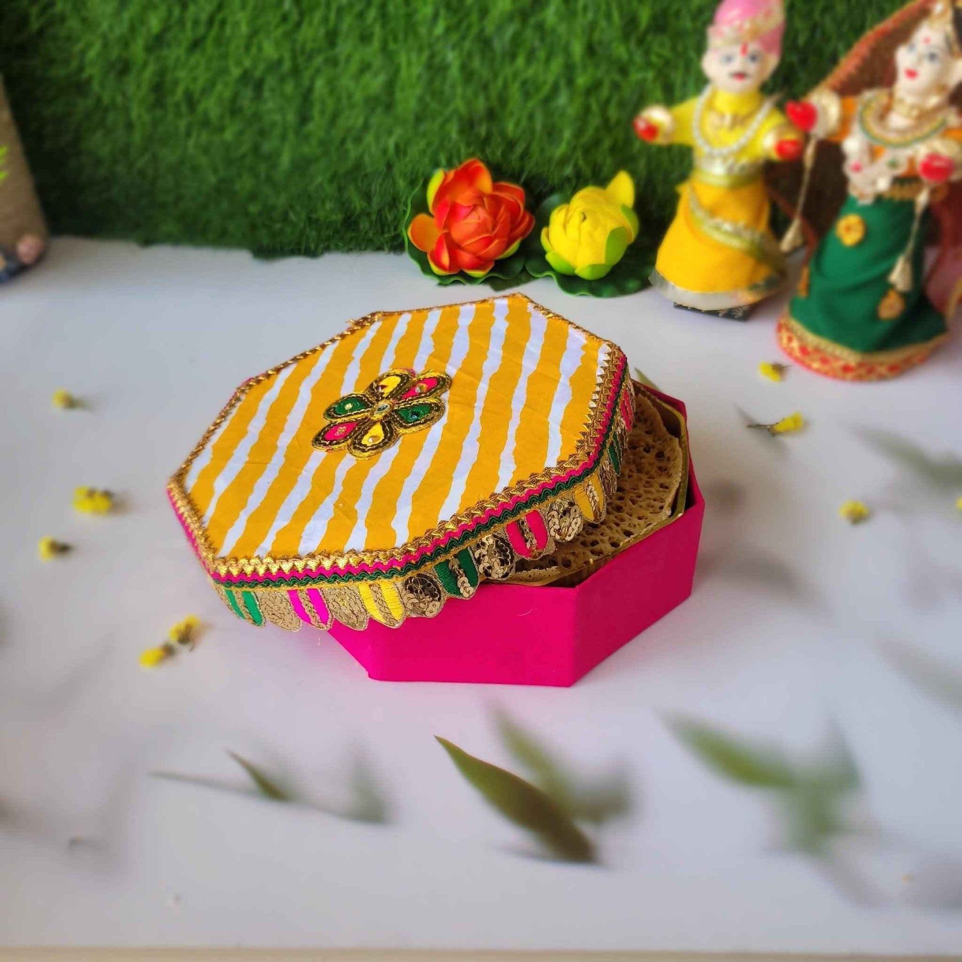 https://cdn.shopify.com/s/files/1/1857/6931/files/ghewar-hamper-2-sweedesi-505166.jpg?v=1784881274