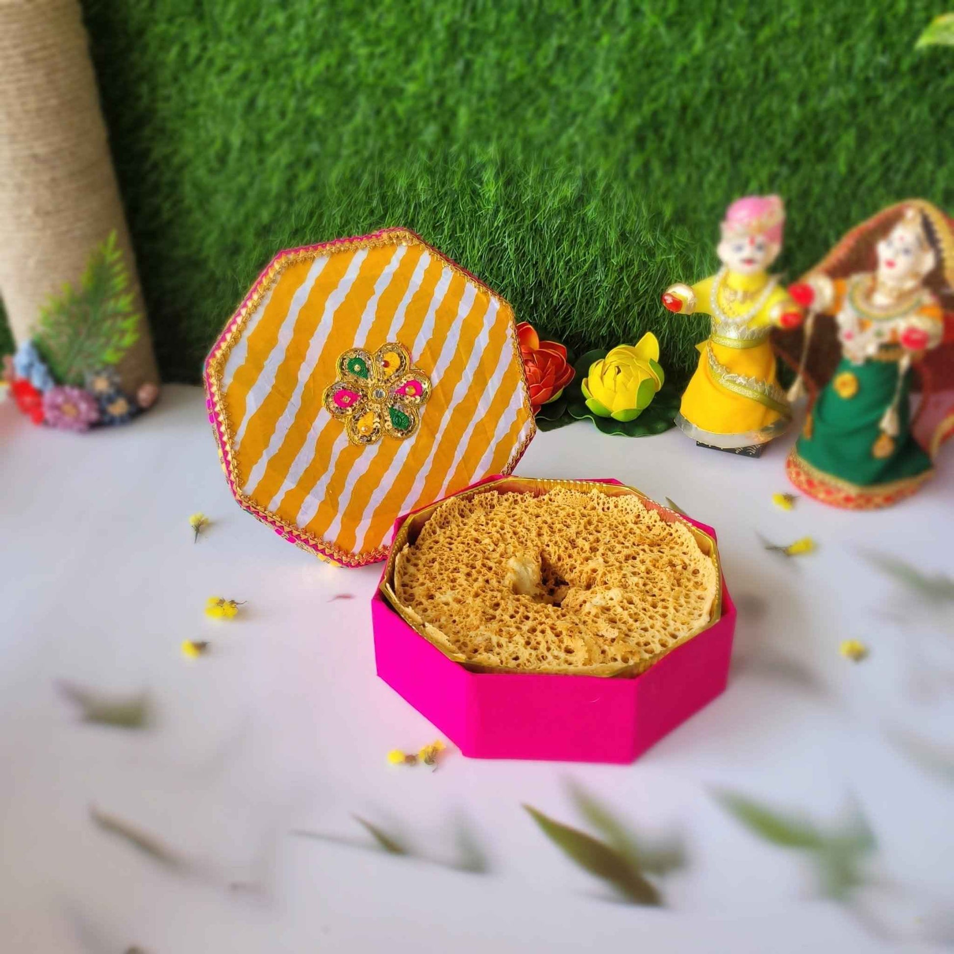 https://cdn.shopify.com/s/files/1/1857/6931/files/ghewar-hamper-2-sweedesi-531121.jpg?v=1784881274