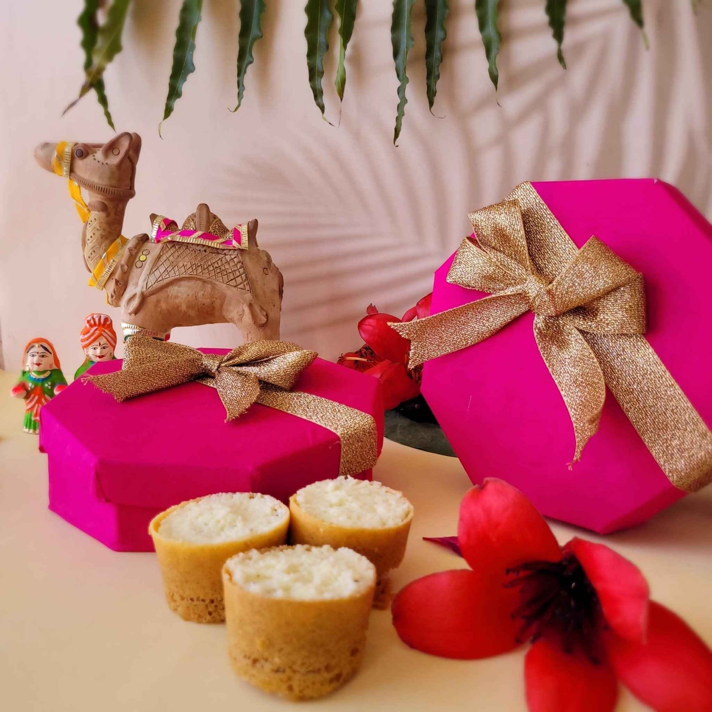 https://cdn.shopify.com/s/files/1/1857/6931/files/ghewar-hamper-pink-sweedesi-193320.jpg?v=1784881283