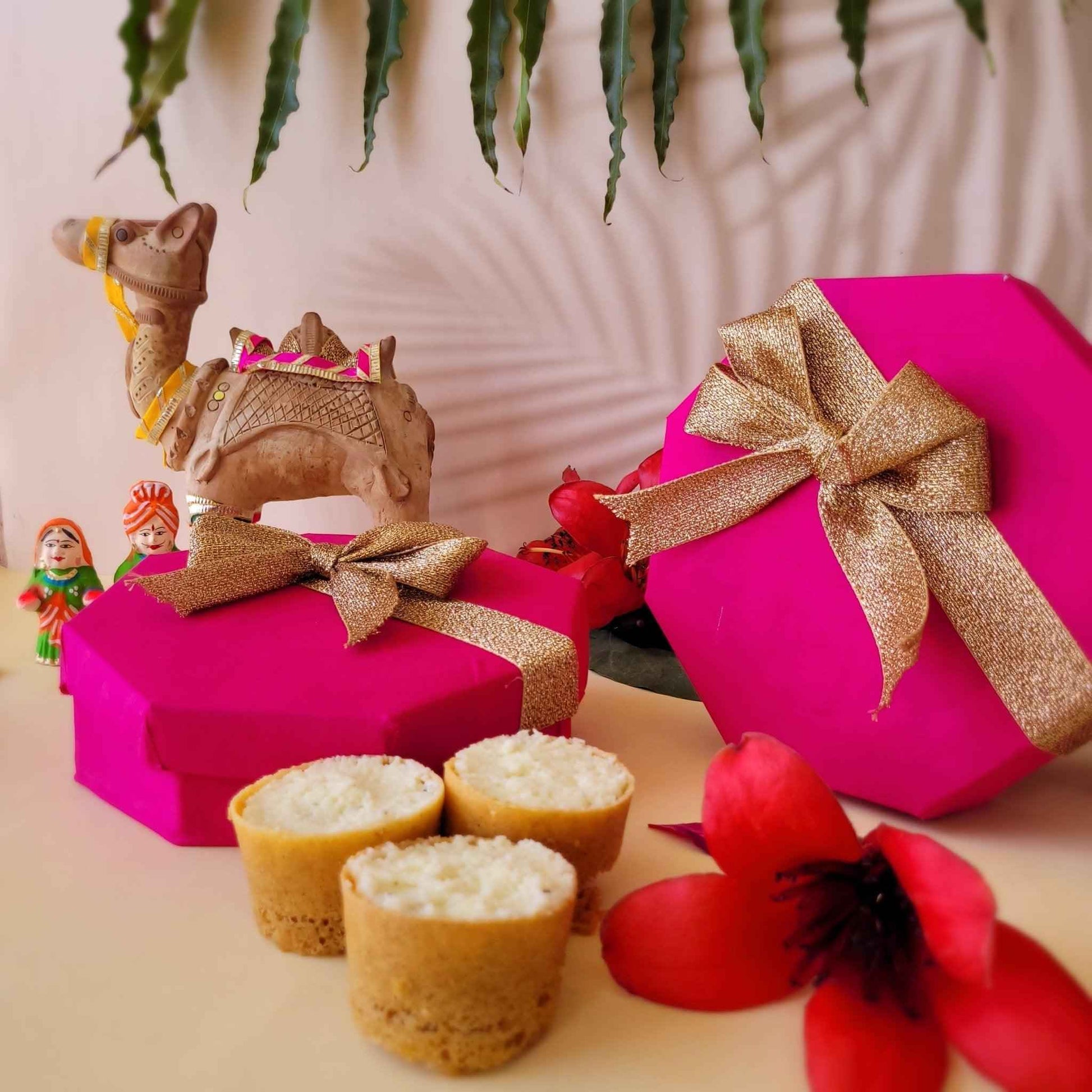 https://cdn.shopify.com/s/files/1/1857/6931/files/ghewar-hamper-pink-sweedesi-193320.jpg?v=1784881283