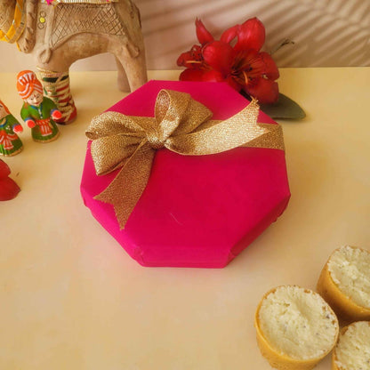 https://cdn.shopify.com/s/files/1/1857/6931/files/ghewar-hamper-pink-sweedesi-278413.jpg?v=1784881283