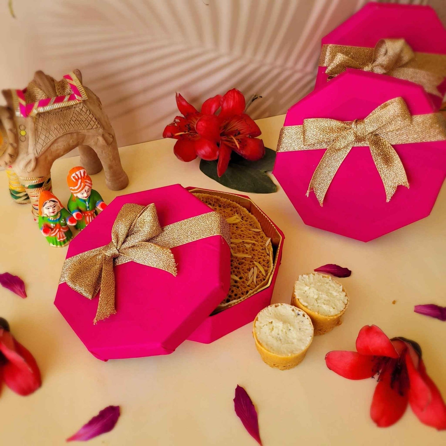 https://cdn.shopify.com/s/files/1/1857/6931/files/ghewar-hamper-pink-sweedesi-547065.jpg?v=1784881283