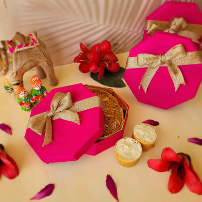 https://cdn.shopify.com/s/files/1/1857/6931/files/ghewar-hamper-pink-sweedesi-547065.jpg?v=1784881283