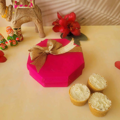 https://cdn.shopify.com/s/files/1/1857/6931/files/ghewar-hamper-pink-sweedesi-618390.jpg?v=1784881283
