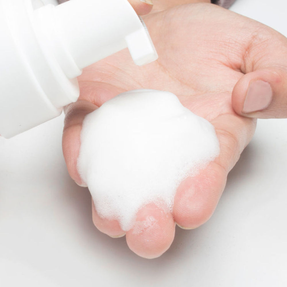 https://cdn.shopify.com/s/files/1/1857/6931/products/good-vibes-vitamin-c-glow-foaming-facewash-150-ml_9_display_1627561852_2d2e3ccc.jpg?v=1646388365