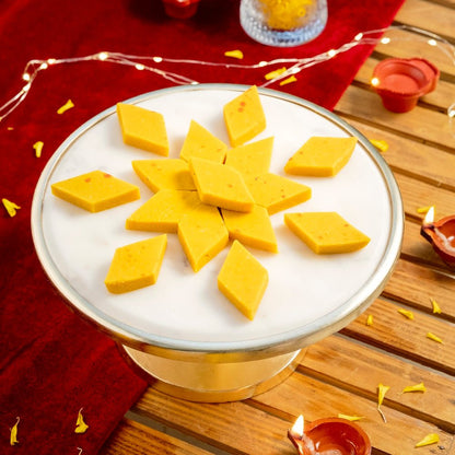 https://cdn.shopify.com/s/files/1/1857/6931/files/kesar-kaju-katli-308695.jpg?v=1762168998