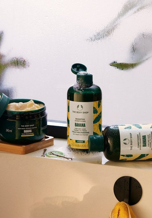 https://cdn.shopify.com/s/files/1/1857/6931/files/range_banana_haircare_9_inroips112.jpg?v=1714556131