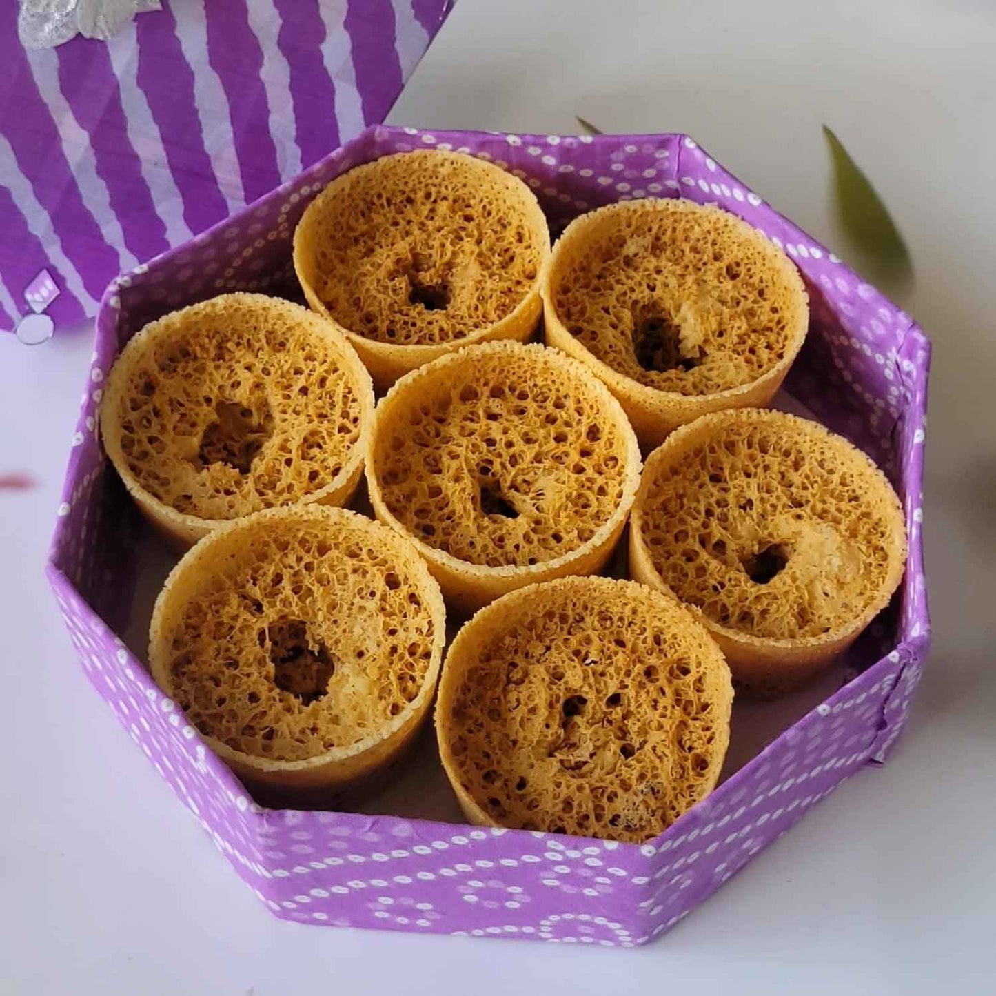 https://cdn.shopify.com/s/files/1/1857/6931/files/tini-ghewar-feeka-7pc-agarwal-caterers-480251.jpg?v=1784881280