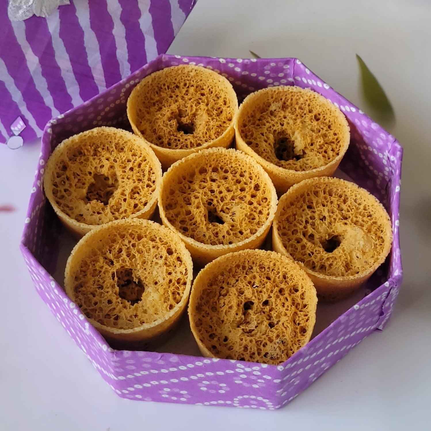 https://cdn.shopify.com/s/files/1/1857/6931/files/tini-ghewar-feeka-7pc-agarwal-caterers-480251.jpg?v=1784881280