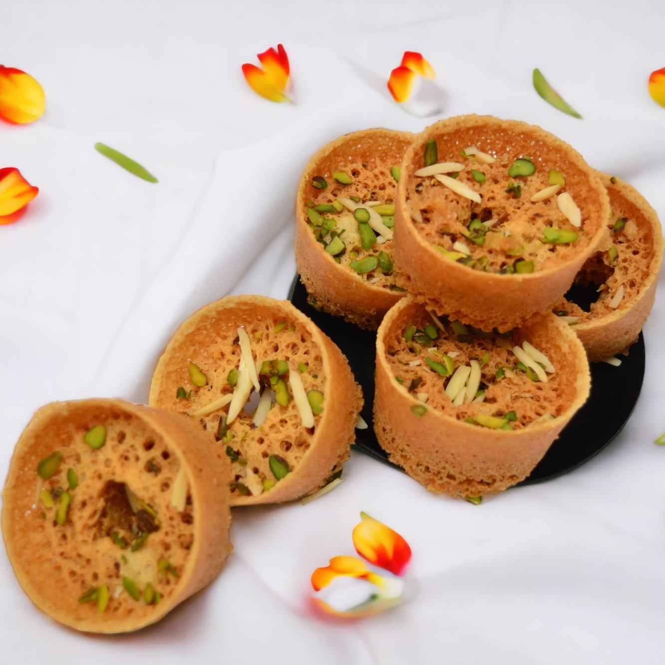 https://cdn.shopify.com/s/files/1/1857/6931/files/tini-ghewar-meetha-agarwal-caterers-908809.jpg?v=1784881260